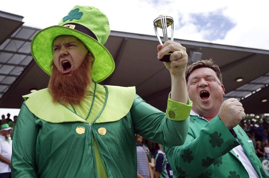 Tifosi irlandesi scaldano l&#39;atmosfera durante l&#39;inno nazionale, prima della partita tra Irlanda e Sudafrica alla Coppa del mondo di cricket (Reuters)